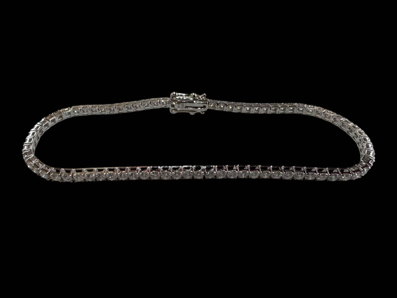 18 carat white gold and diamond tennis bracelet, total diamond content 2.66cts.