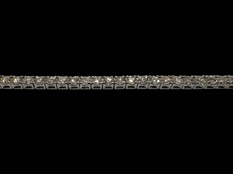 18 carat white gold and diamond tennis bracelet, total diamond content 2.66cts.
