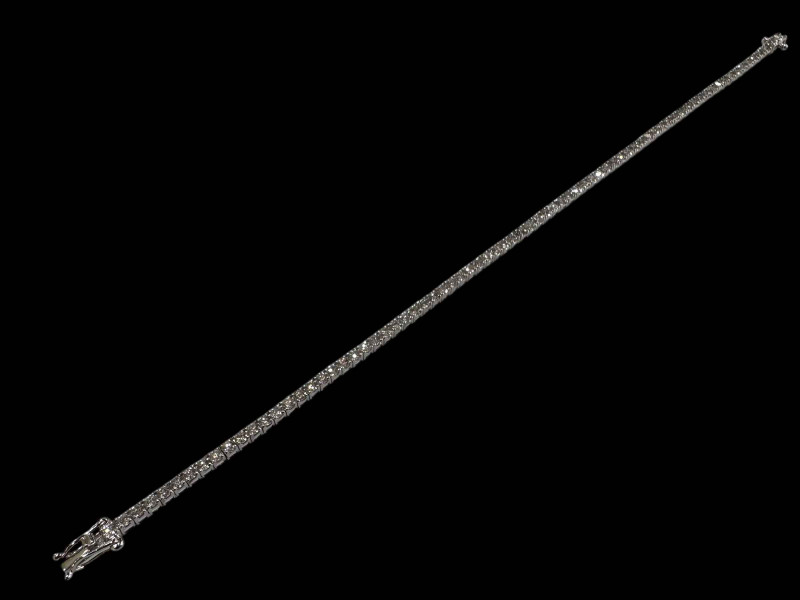 18 carat white gold and diamond tennis bracelet, total diamond content 2.66cts.