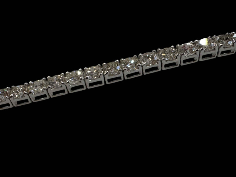 Good quality diamond tennis bracelet set in 18 carat white gold, diamond totalling over 8.60cts.
