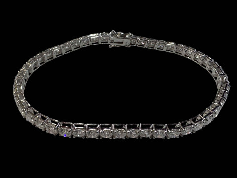 Good quality diamond tennis bracelet set in 18 carat white gold, diamond...