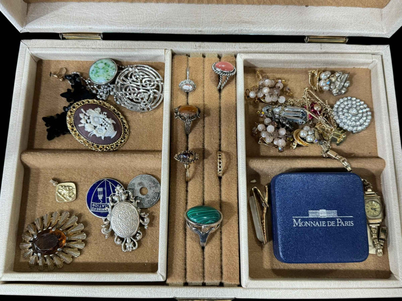 Jewellery box and contents.