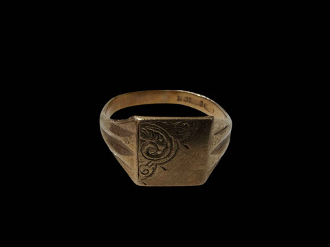 9 carat gold signet ring.