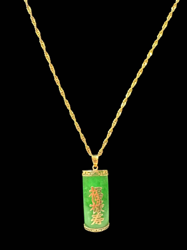 9 carat gold chain necklace with green jadite pendant.