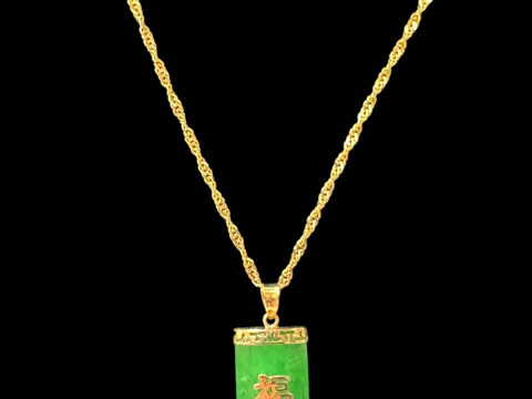 9 carat gold chain necklace with green jadite pendant.