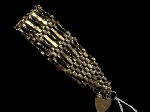 9 carat gold gate bracelet.