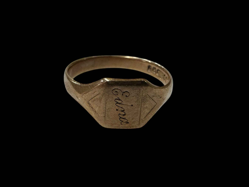 9 carat gold signet ring.