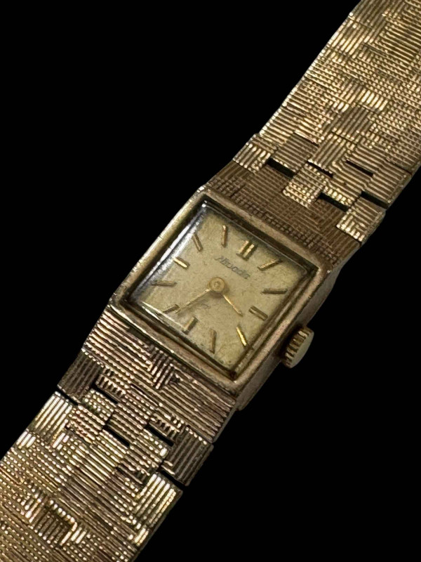 9 carat gold Nivada lady's bracelet watch.