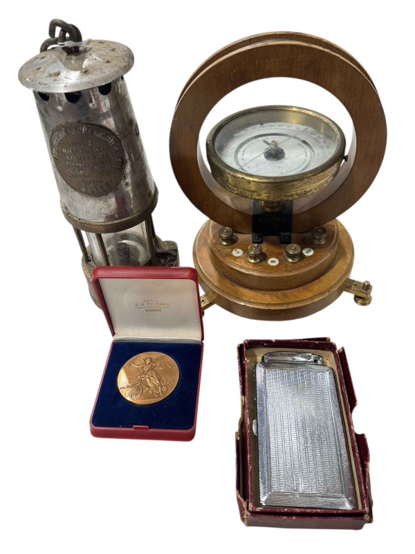 Miners lamp, compass, 1984 medal and Mosda cigarette lighter/case (4).
