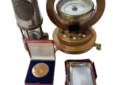 Miners lamp, compass, 1984 medal and Mosda cigarette lighter/case (4).