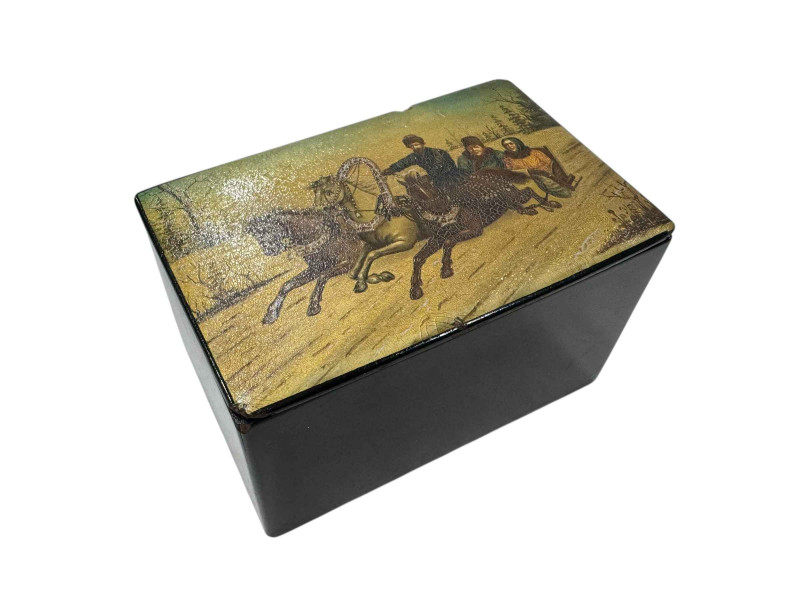 Russian lacquer tea caddy box, 14cm across.