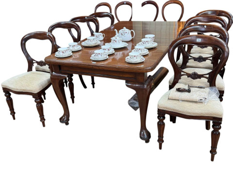 Early 20th Century mahogany extending dining table, two leaves and winder,...
