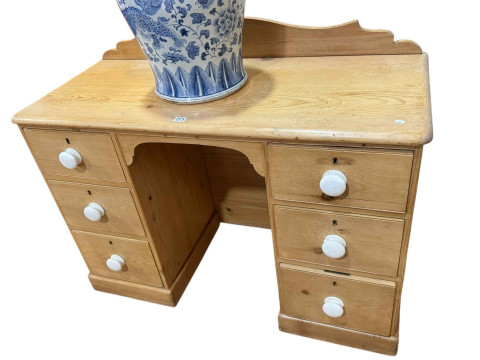 Victorian waxed pine six-drawer pedestal dressing table, 89 x 113 x 49cm.