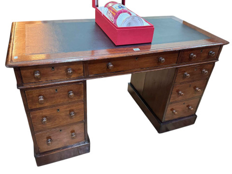 Victorian mahogany nine-drawer pedestal desk, 69 x 120 x 60cm.