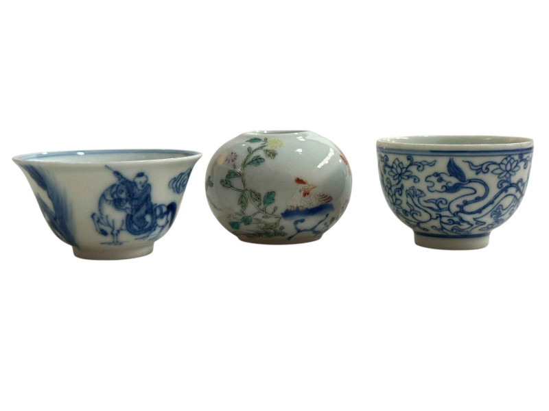 Two Chinese blue and white miniature tea bowls and miniature brush washer decorated with chicken and floral design.