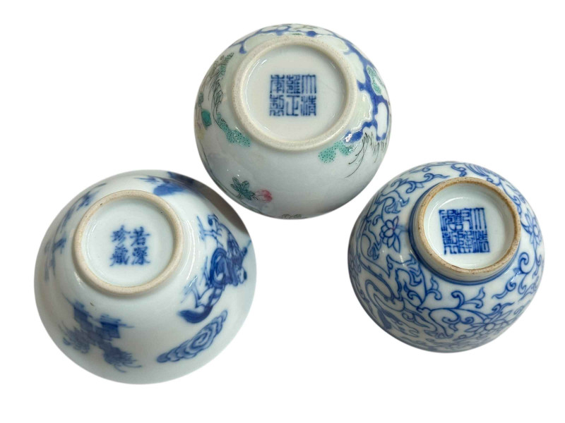 Two Chinese blue and white miniature tea bowls and miniature brush washer decorated with chicken and floral design.