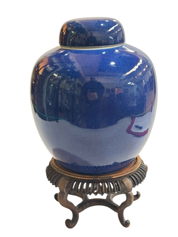 Large blue glaze Chinese ginger jar and cover on wooden stand, Kangxi four character mark to base, total height 35cm.