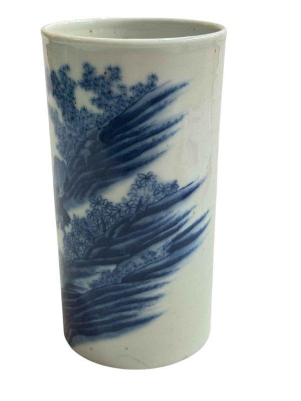 Chinese blue and white brush pot with six character mark, 17cm.