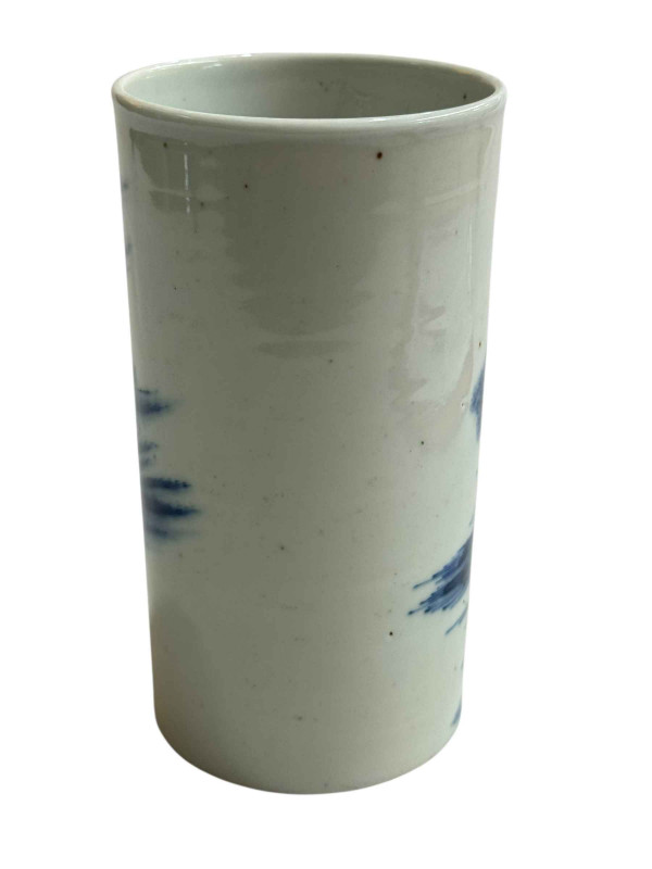 Chinese blue and white brush pot with six character mark, 17cm.