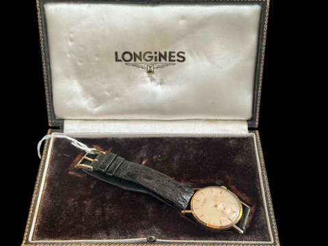 Longines 9 carat gold gentleman's wristwatch with leather strap and box.