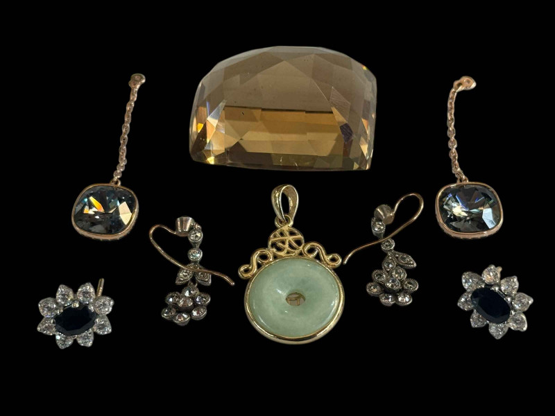 Small collection of jewellery including two pairs of earrings, Jade pendant, large smokey quartz stone, etc.