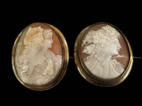 WITHDRAWN             Two 9 carat gold cameo brooches.