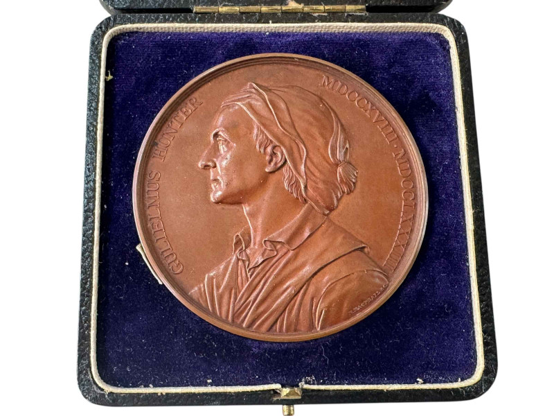 Gulielmus Hunter medal presented to Elizabeth L Cairncross 1927-28 in Zoology Class by Prof J Graham Kerr, boxed.