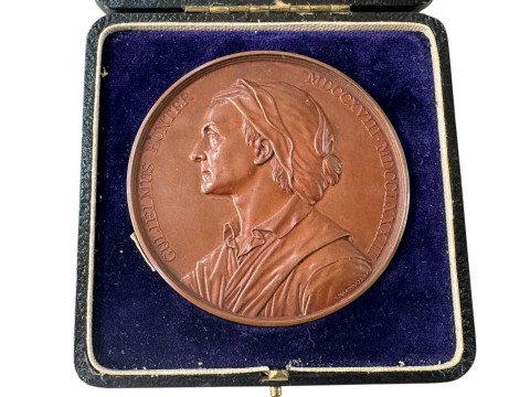 Gulielmus Hunter medal presented to Elizabeth L Cairncross 1927-28 in...