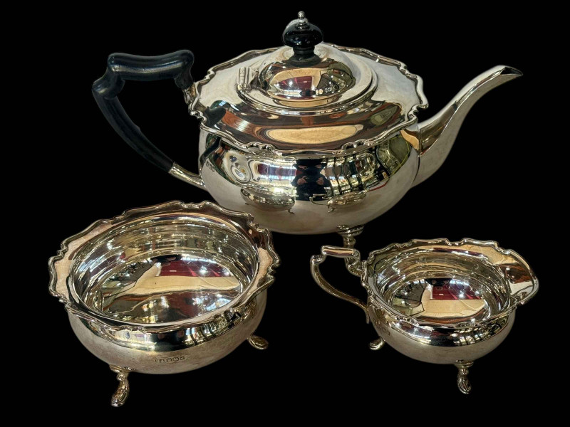 Silver three piece tea set having shaped borders, Sheffield 1920/21.