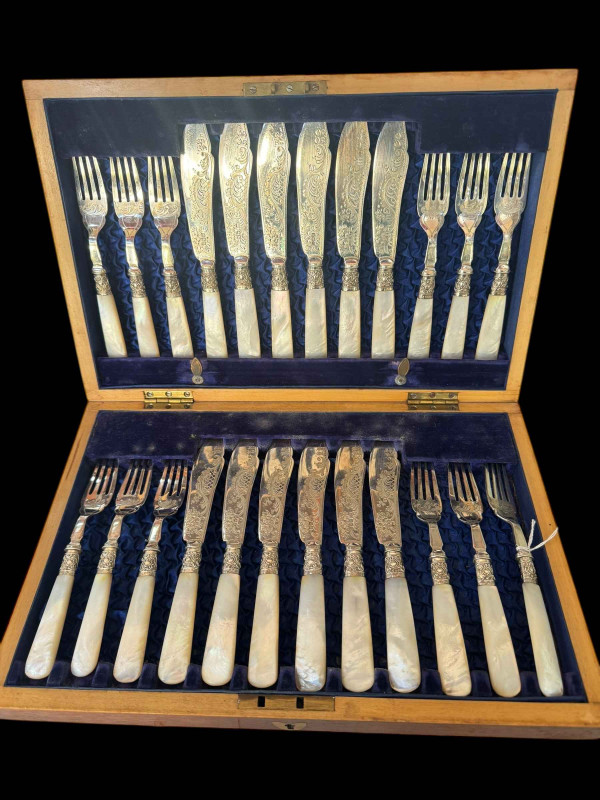 Cased set of twelve late Victorian silver and mother of pearl fish eaters, Sheffield 1900.
