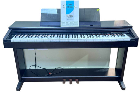 Yamaha CLP 570 Clavinova, 81cm by 140cm by 49cm.