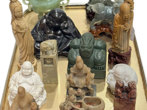 Collection of Buddha's and creatures in soapstone, jade and resin (16).