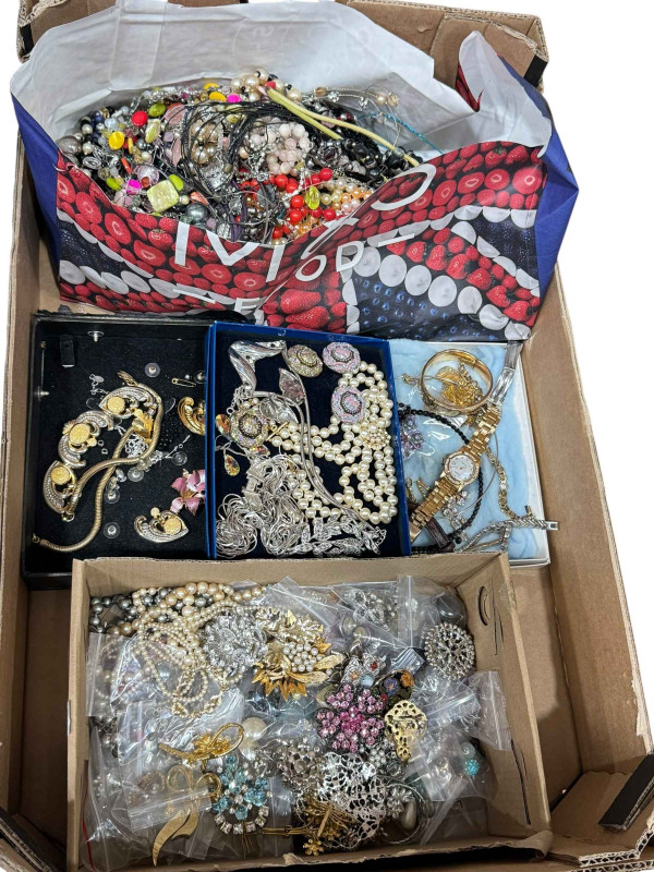 Collection of costume jewellery.