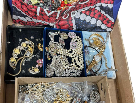 Collection of costume jewellery.