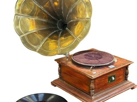 Table top wind up gramophone with brass horn.