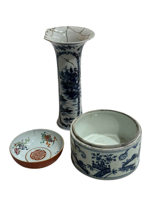 Chinese blue and white vase, blue and white bowl and small porcelain bowl (3).