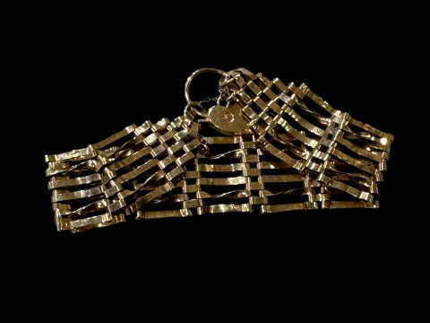 9 carat gold gate bracelet with padlock fastener.