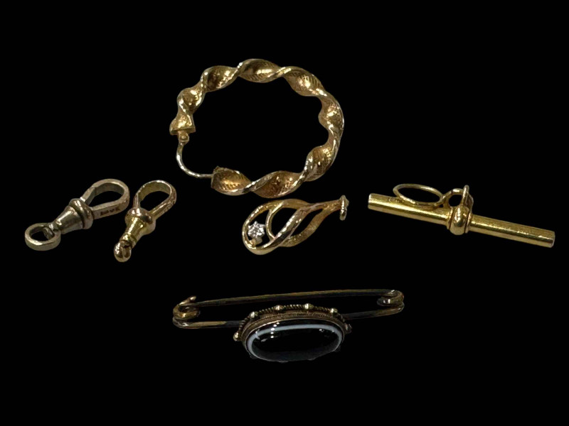 9 carat gold items including T-bar and pendant, and agate brooch.