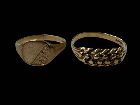 Two 9 carat gold rings.