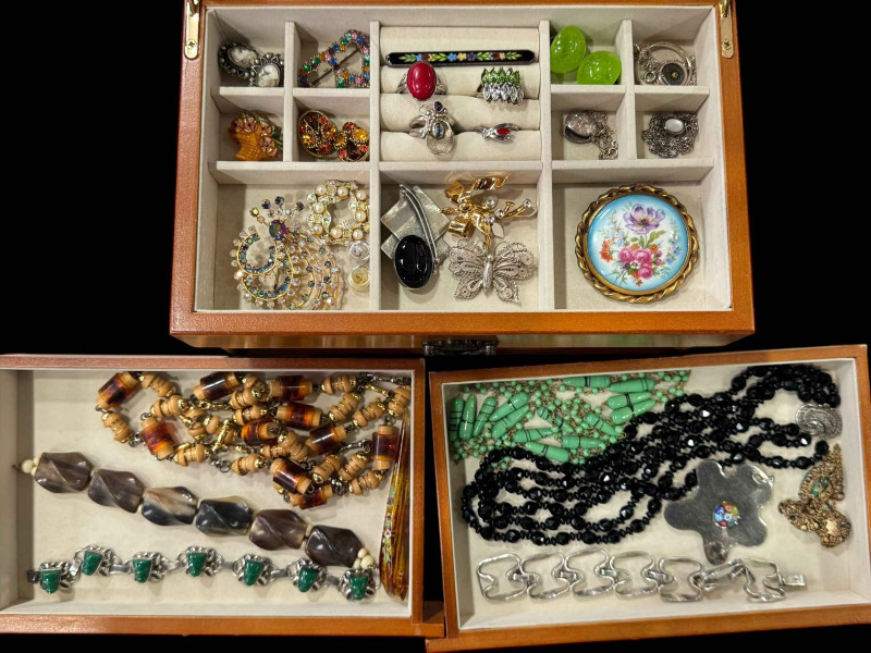 Jewellery box containing good collection of jewellery including ONOR silver bracelet, silver Egyptian style bracelet, Limoges brooch, Longchamp Millifiori and silver pendant, silver rings and brooches, etc.