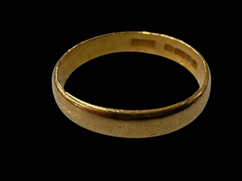 22 carat gold wedding band, size L/M.