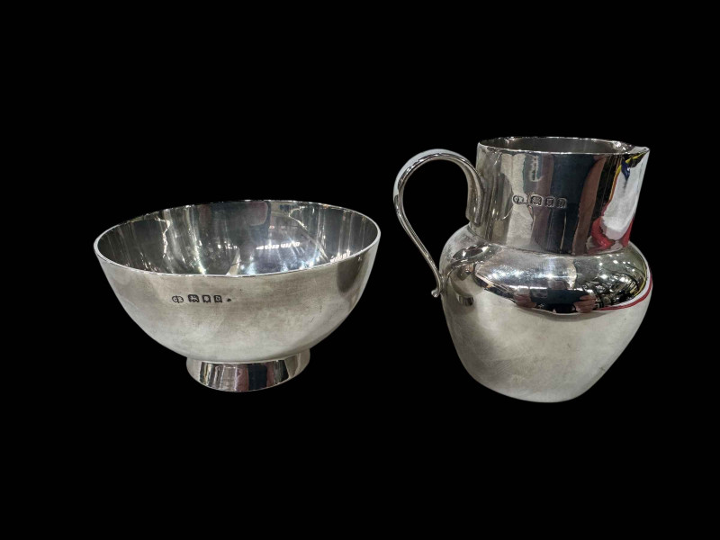 Silver cream jug and sugar basin, London 1919.
