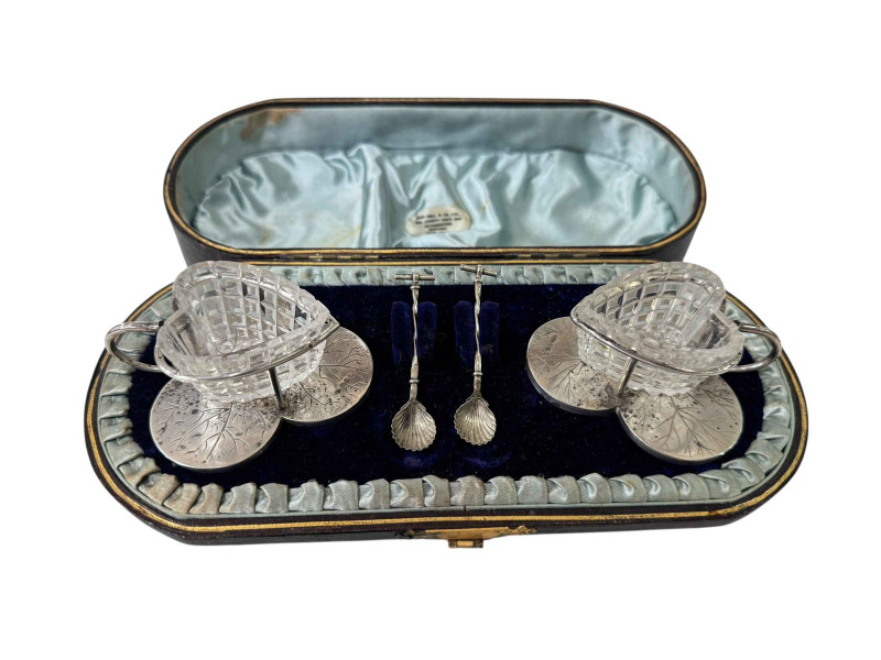 Pair cased Victorian trefoil silver and heart shaped glass salts and spoons, Birmingham 1887.