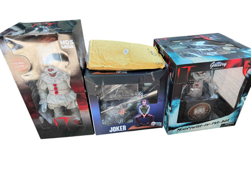 Two IT Pennywise Clown figures, Joker (Dark Knight) figure and miniature Joker figures.