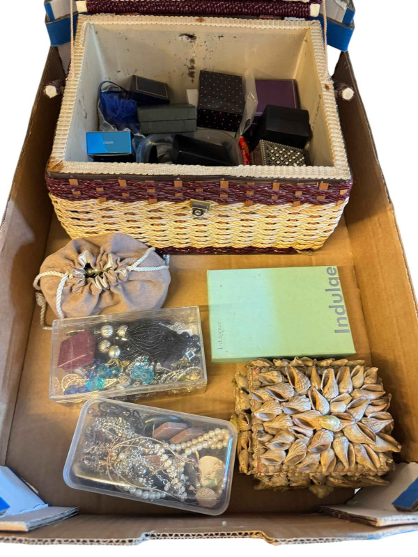 Collection of costume jewellery.