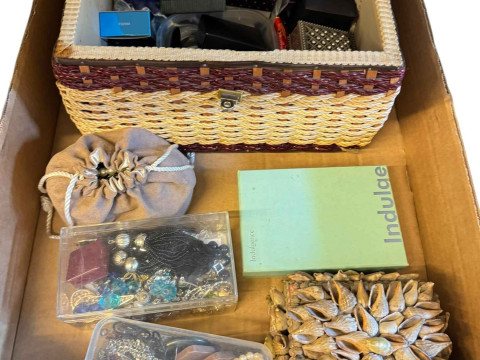 Collection of costume jewellery.