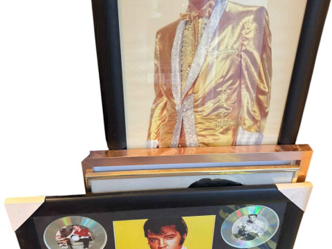 Large collection of Elvis memorabilia including books, cushions, pictures, mugs, telephone, LP records, etc. thumbnail