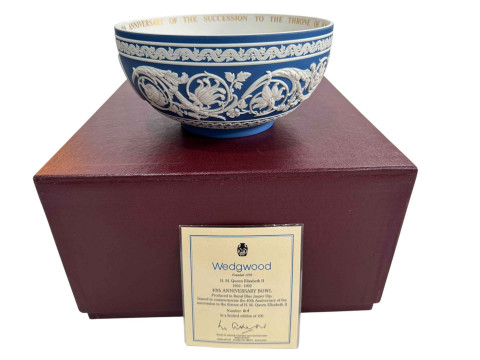 Wedgwood Her Majesty Queen Elizabeth II 40th anniversary bowl in royal...