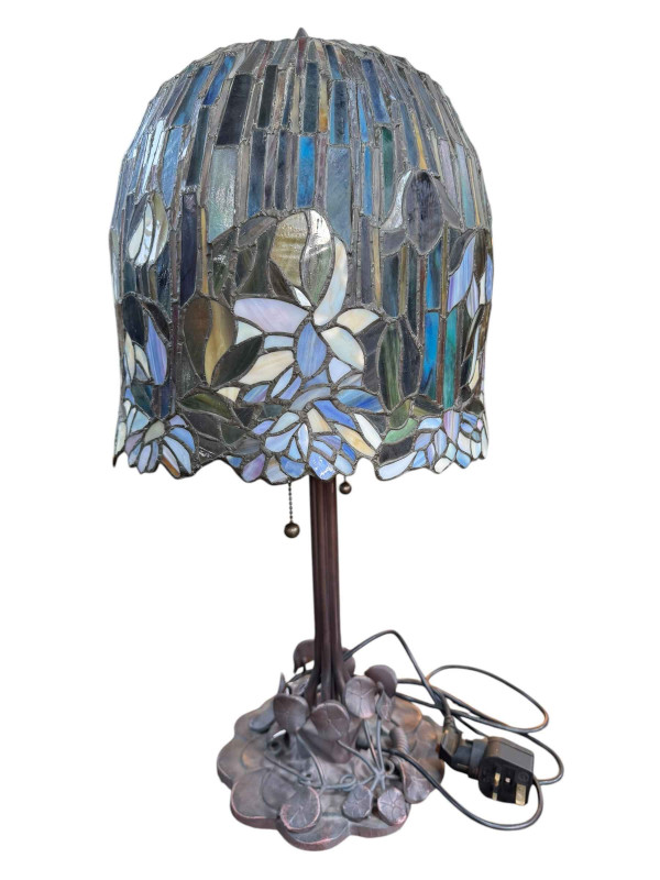 Large Tiffany style table lamp in art nouveau style, 69cm high.