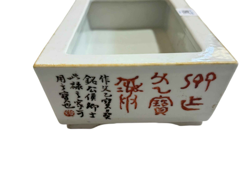 A Chinese mallet shaped vase decorated with foo dog, 6 character mark to base and a Chinese planter.